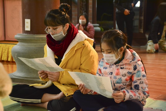 Welcome New Year's Eve at Tay Khanh pagoda