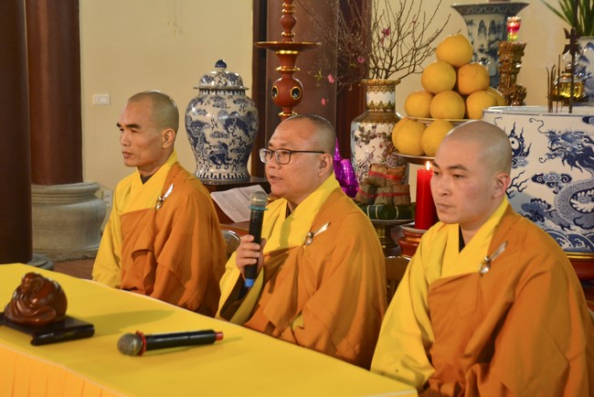 Welcome New Year's Eve at Tay Khanh pagoda