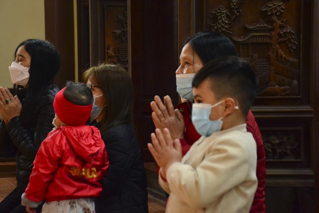 Welcome New Year's Eve at Tay Khanh pagoda