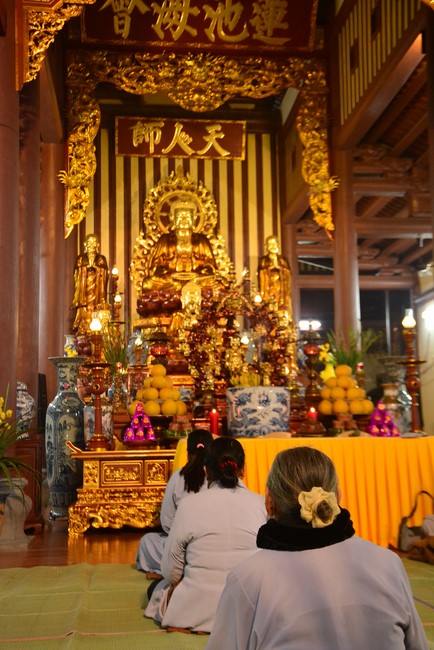 Welcome New Year's Eve at Tay Khanh pagoda