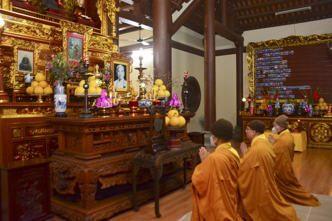 Welcome New Year's Eve at Tay Khanh pagoda