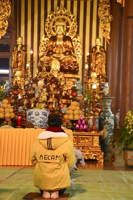 Welcome New Year's Eve at Tay Khanh pagoda