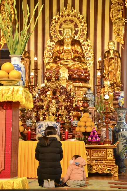 Welcome New Year's Eve at Tay Khanh pagoda