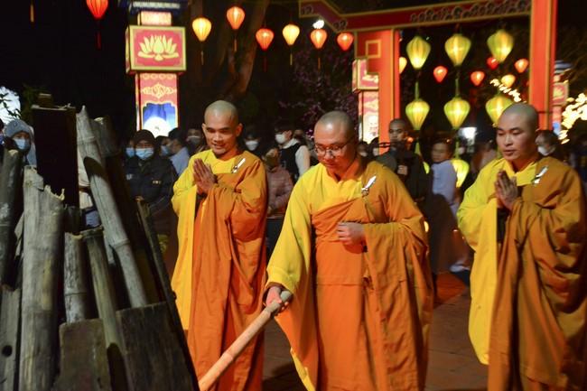 Welcome New Year's Eve at Tay Khanh pagoda