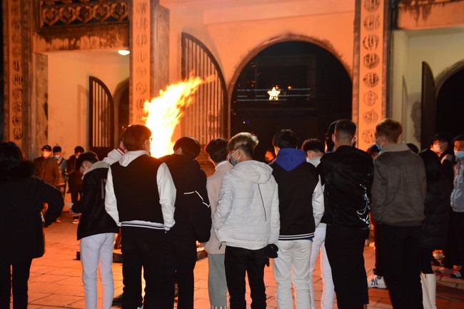 Welcome New Year's Eve at Tay Khanh pagoda