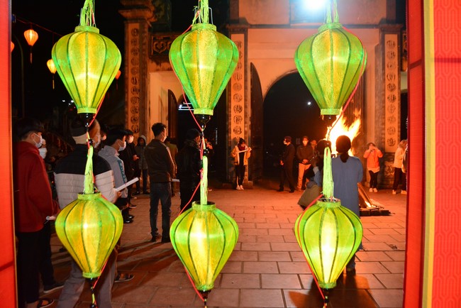 Welcome New Year's Eve at Tay Khanh pagoda