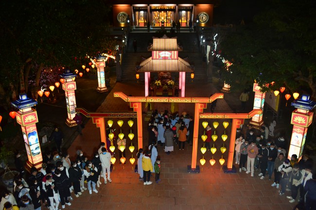 Welcome New Year's Eve at Tay Khanh pagoda