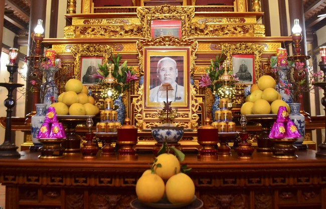 Welcome New Year's Eve at Tay Khanh pagoda