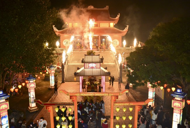 Welcome New Year's Eve at Tay Khanh pagoda