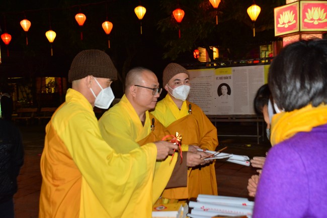 Welcome New Year's Eve at Tay Khanh pagoda