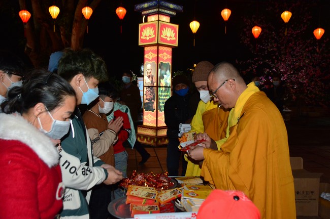Welcome New Year's Eve at Tay Khanh pagoda
