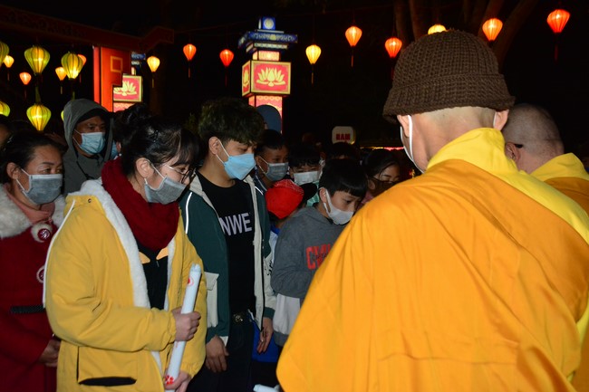 Welcome New Year's Eve at Tay Khanh pagoda