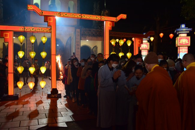 Welcome New Year's Eve at Tay Khanh pagoda