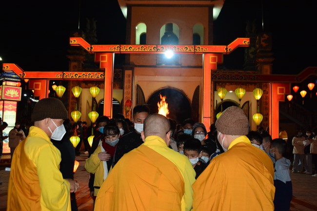 Welcome New Year's Eve at Tay Khanh pagoda