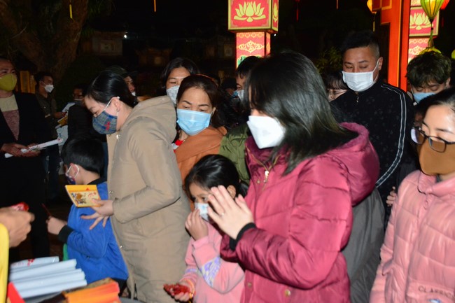 Welcome New Year's Eve at Tay Khanh pagoda