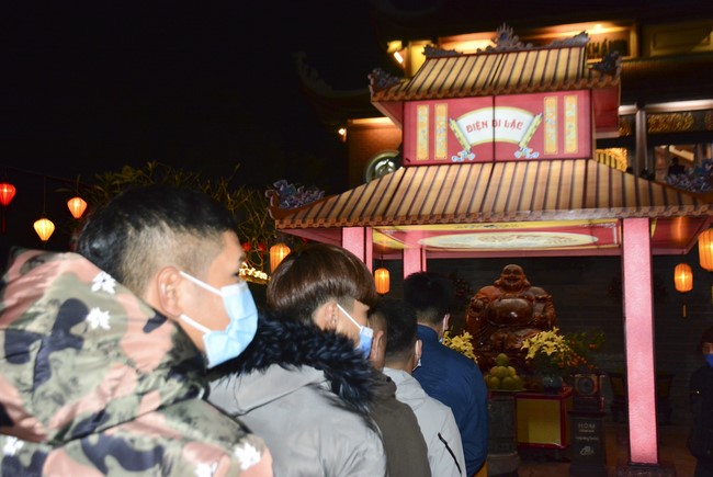 Welcome New Year's Eve at Tay Khanh pagoda