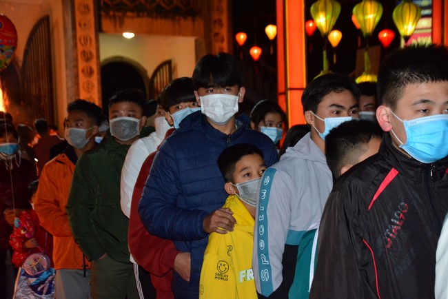 Welcome New Year's Eve at Tay Khanh pagoda