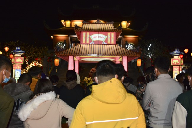 Welcome New Year's Eve at Tay Khanh pagoda