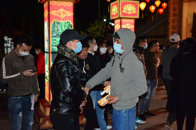 Welcome New Year's Eve at Tay Khanh pagoda