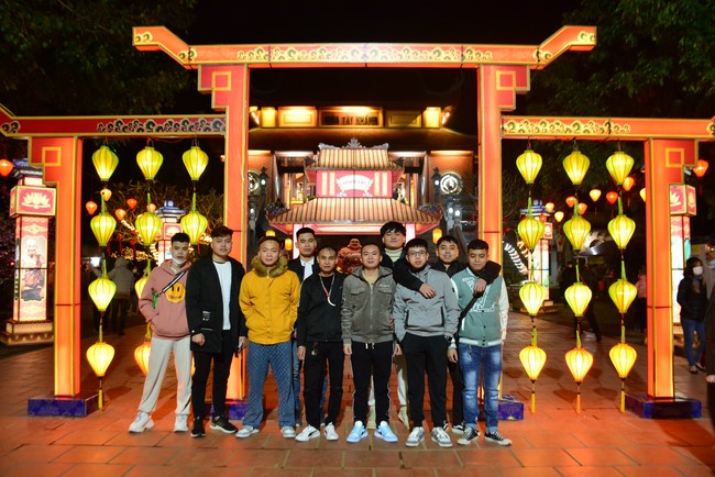 Welcome New Year's Eve at Tay Khanh pagoda