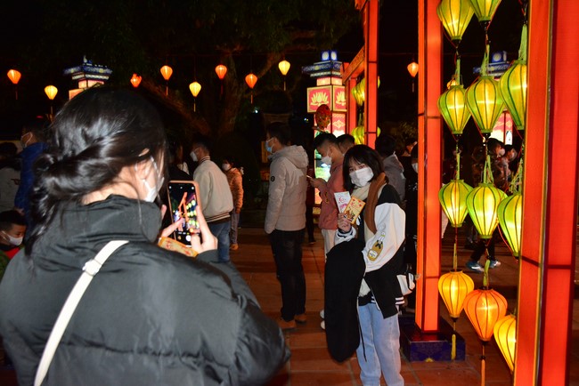 Welcome New Year's Eve at Tay Khanh pagoda