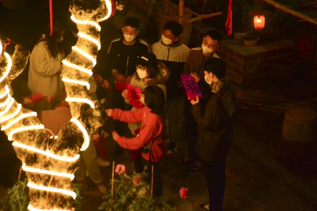 Welcome New Year's Eve at Tay Khanh pagoda