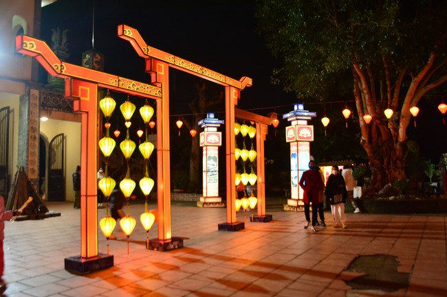 Welcome New Year's Eve at Tay Khanh pagoda