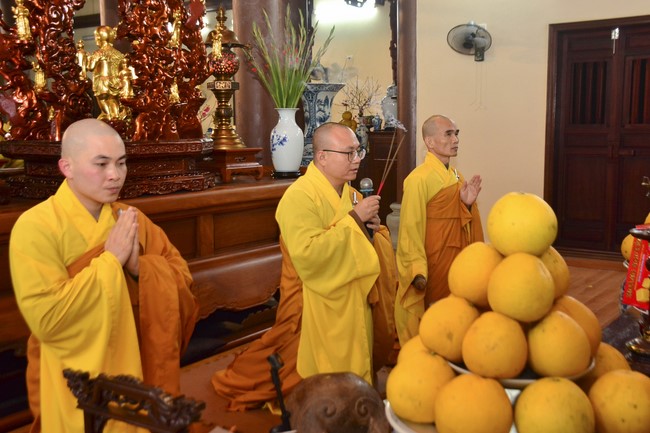 Welcome New Year's Eve at Tay Khanh pagoda