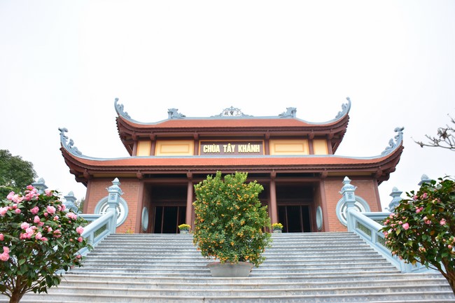 Welcome New Year's Eve at Tay Khanh pagoda
