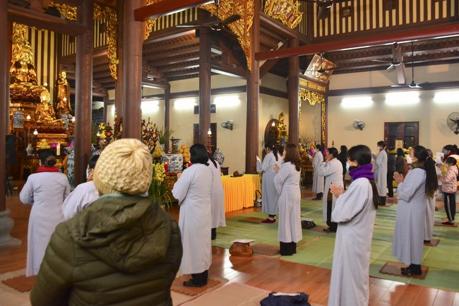 Welcome New Year's Eve at Tay Khanh pagoda
