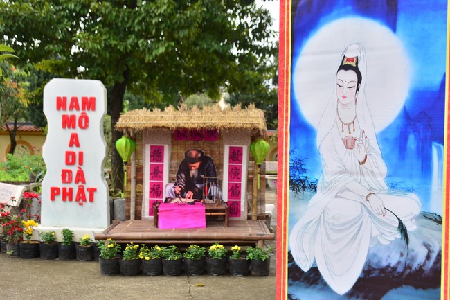 Welcome New Year's Eve at Tay Khanh pagoda