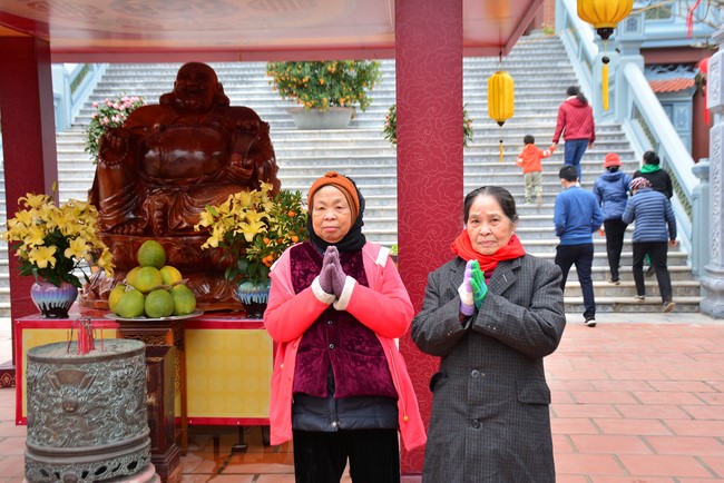 Welcome New Year's Eve at Tay Khanh pagoda