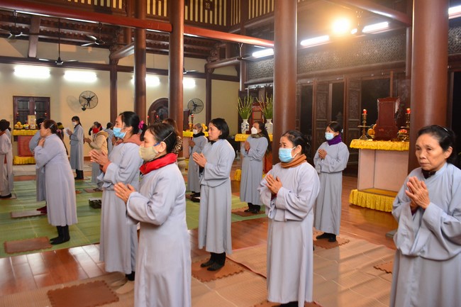 Welcome New Year's Eve at Tay Khanh pagoda