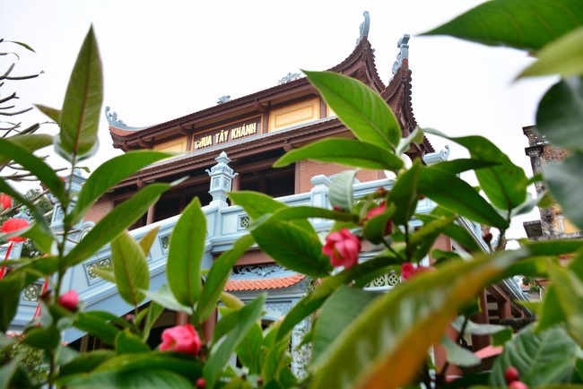 Welcome New Year's Eve at Tay Khanh pagoda