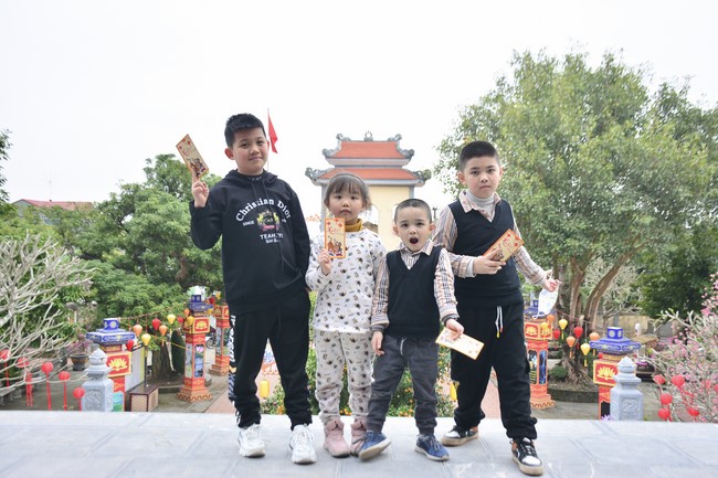 Welcome New Year's Eve at Tay Khanh pagoda