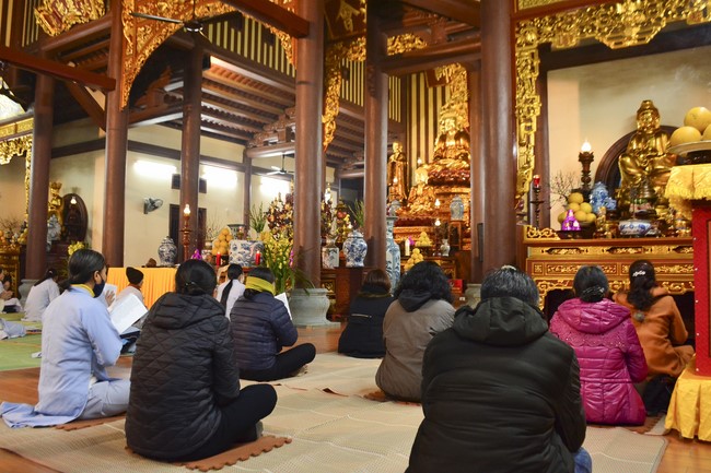 Welcome New Year's Eve at Tay Khanh pagoda