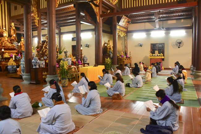 Welcome New Year's Eve at Tay Khanh pagoda