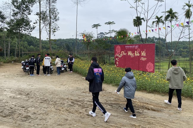 Series of photos on the 5th day of Lunar New Year at Dai Co Viet Pagoda