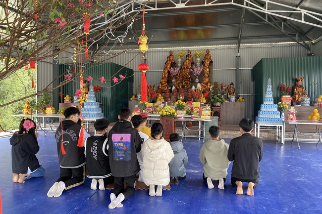 Series of photos on the 5th day of Lunar New Year at Dai Co Viet Pagoda