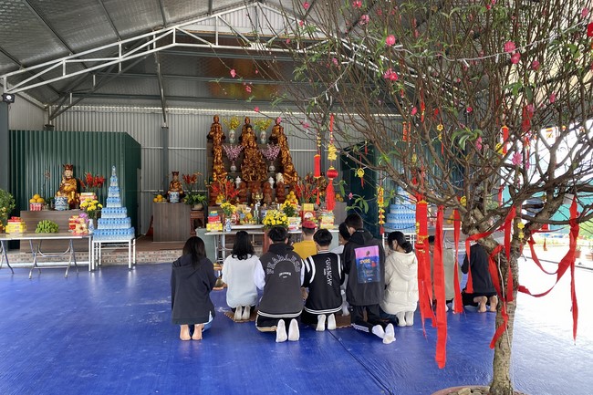 Series of photos on the 5th day of Lunar New Year at Dai Co Viet Pagoda