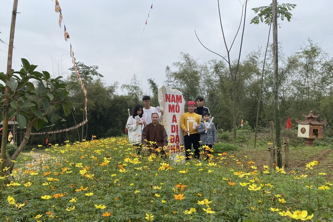 Series of photos on the 5th day of Lunar New Year at Dai Co Viet Pagoda