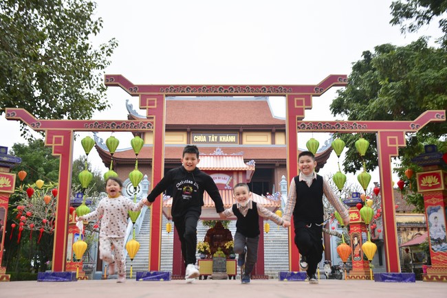 Peace praying ceremony in Tay Khanh Pagoda, Thai Binh