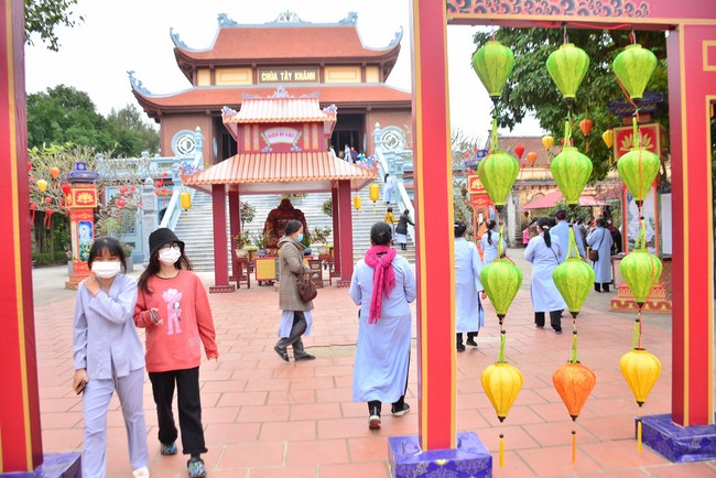 Peace praying ceremony in Tay Khanh Pagoda, Thai Binh