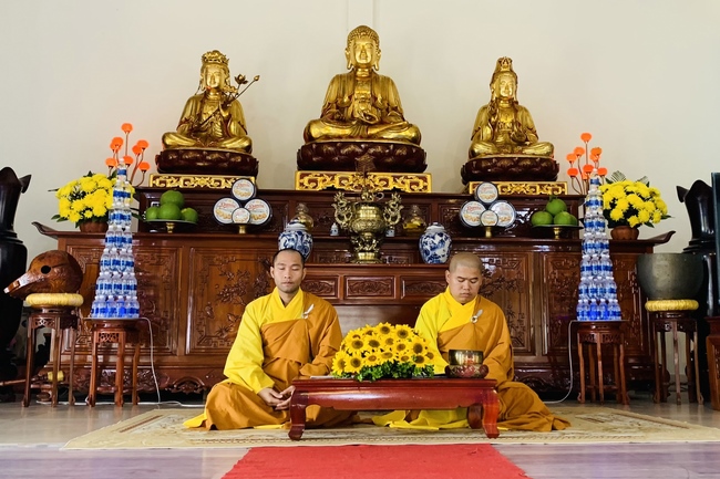 Rite to become a disciple of Buddhism at Dong Cao Pagoda