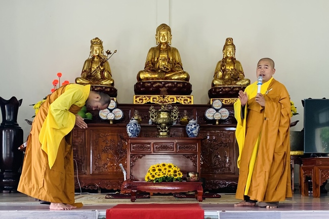 Rite to become a disciple of Buddhism at Dong Cao Pagoda