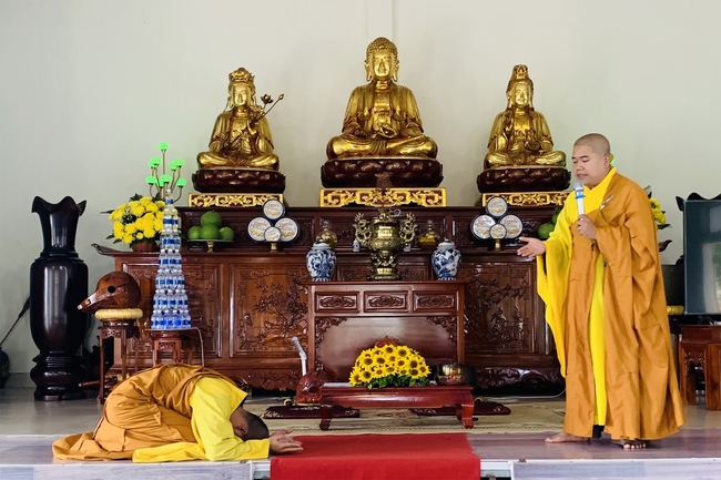 Rite to become a disciple of Buddhism at Dong Cao Pagoda