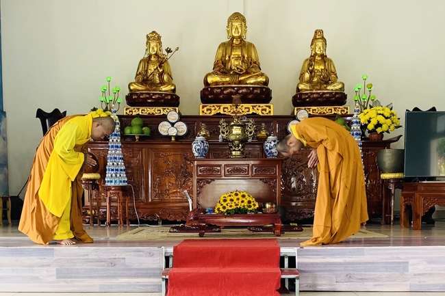 Rite to become a disciple of Buddhism at Dong Cao Pagoda