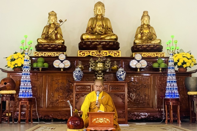 Rite to become a disciple of Buddhism at Dong Cao Pagoda