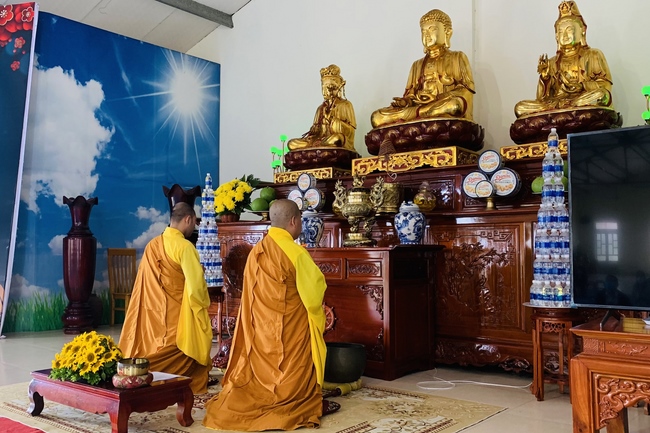 Rite to become a disciple of Buddhism at Dong Cao Pagoda