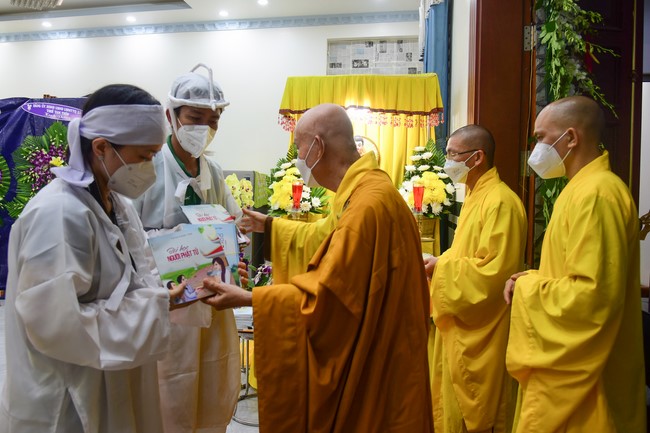 Viếng Tang Lễ Phật Tử Liên Nhàn Ở Hóc Môn